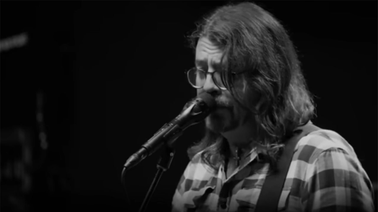 watch-foo-fighters’-debut-new-song-nothing-at-all-with-new-drummer-josh-freese