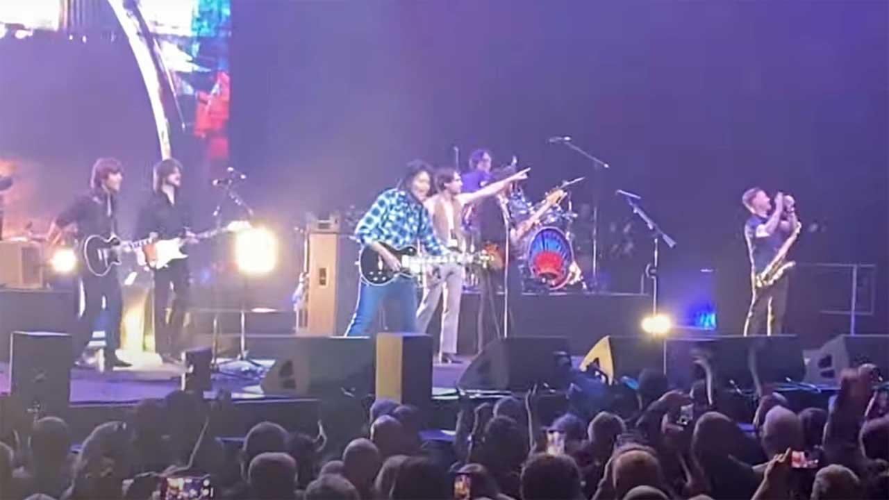 watch-john-fogerty-play-proud-mary-for-tina-turner-in-manchester