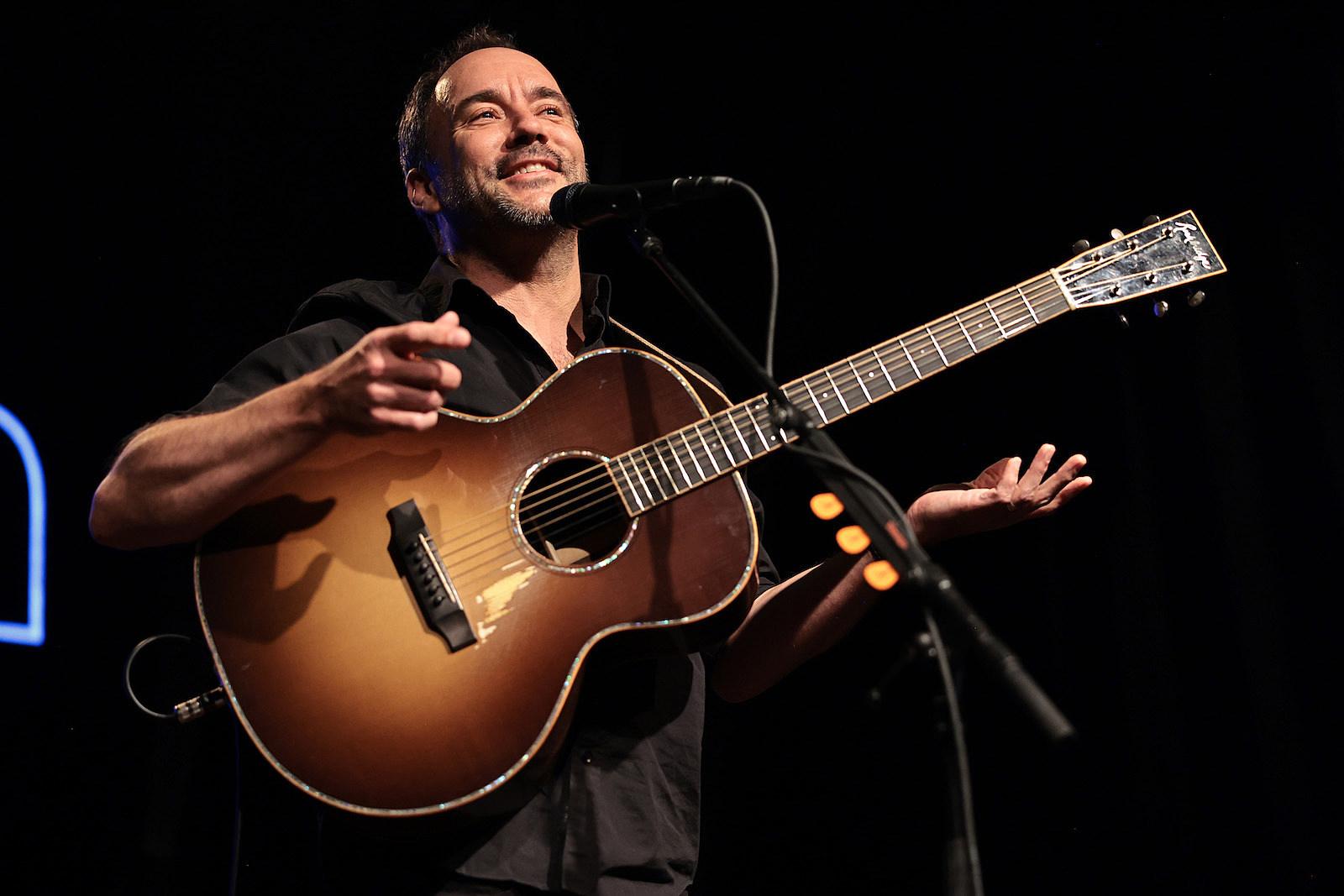 dave-matthews-plays-solo-gig-in-new-york-city:-photos,-set-list