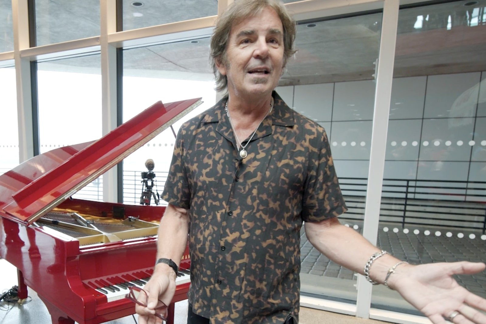 watch-journey’s-jonathan-cain-make-a-surprise-rock-hall-visit