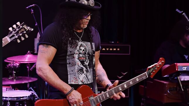 slash-performs-“oh-well”-with-tash-neal-live-at-the-gibson-garage