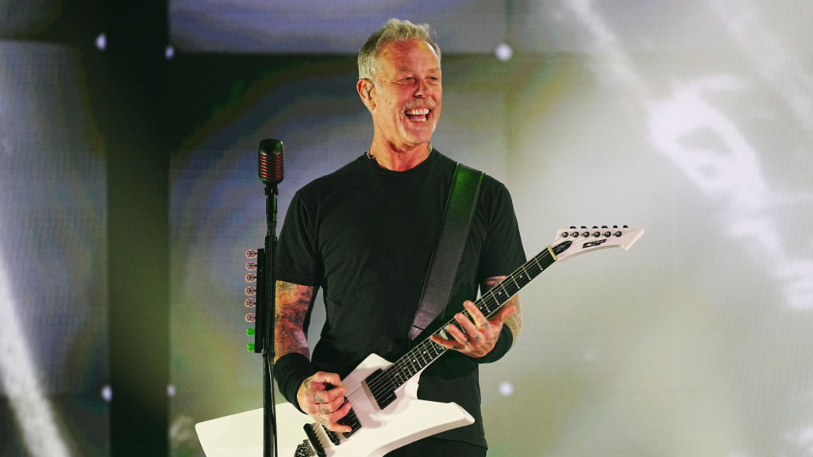 watch-james-hetfield-sing-metallica-hit-enter-sandman-after-inhaling-helium