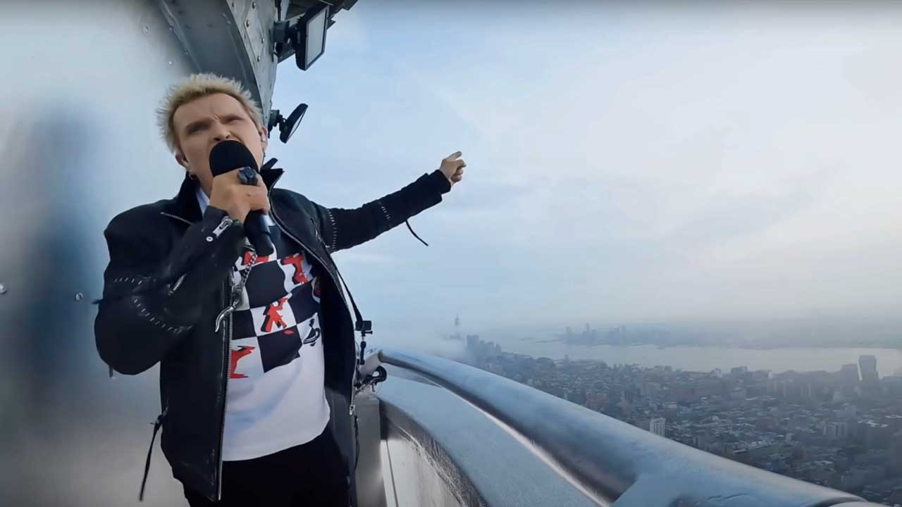 “if-you’re-going-to-do-something-like-this,-this-is-where-to-do-it”:-watch-billy-idol-play-rebel-yell-live-at-the-top-of-the-empire-state-building