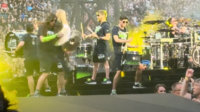 pantera-joined-by-seahawks-blue-thunder-drumline-on-“walk”-in-seattle;-fan-filmed-video