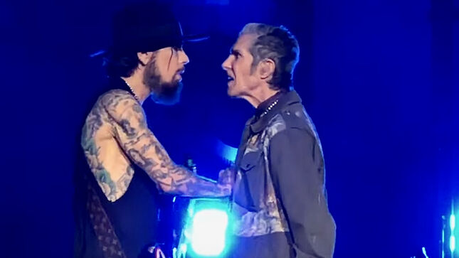 JANE’S ADDICTION – Hear PERRY FARRELL’s Onstage Rant Prior To Attacking DAVE NAVARRO (Isolated Audio)