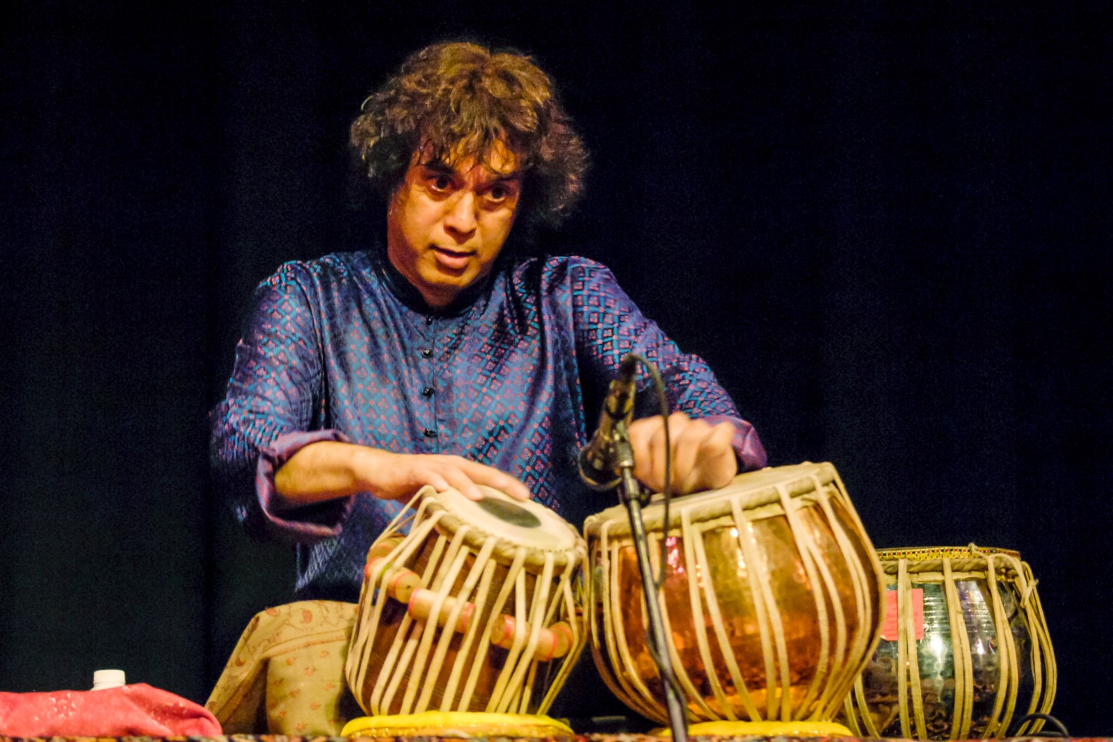 zakir-hussain,-tabla-virtuoso-who-joined-rock-greats,-dead-at-73