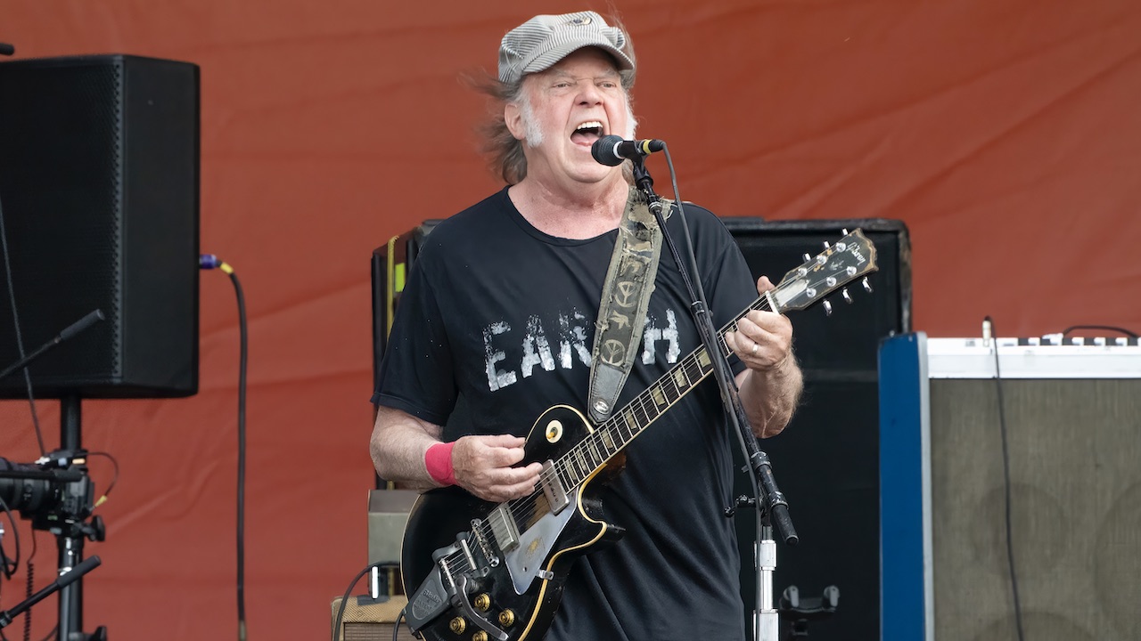 “he-does-things-his-own-way-and-that’s-why-we-love-him.”-neil-young-to-headline-glastonbury,-following-u-turn-on-his-recent-decision-to-pull-out-of-the-festival