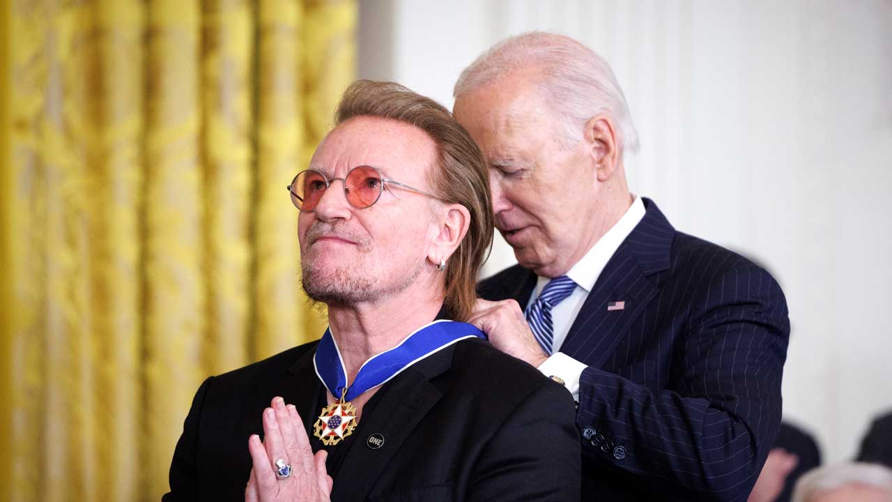 “frontmen-don’t-do-humble,-but-today-i-was”:-bono-receives-presidential-medal-of-freedom-from-joe-biden