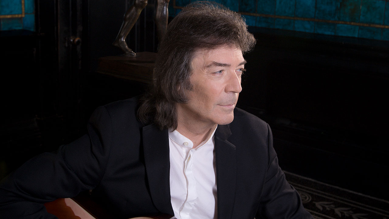 steve-hackett-shares-new-live-clip-of-defector-track-jacuzzi