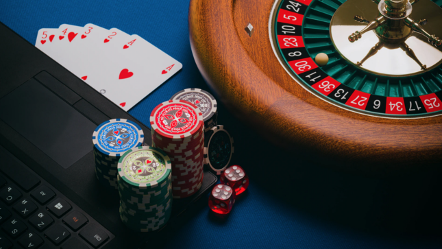 how-to-plays-blackjack-at-online-casinos:-key-tactics