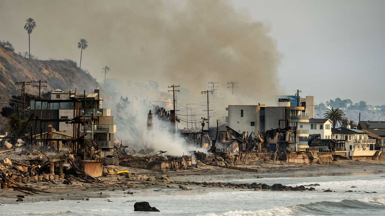 iron-maiden-guitarist-adrian-smith-loses-malibu-home-to-los-angeles-wildfires