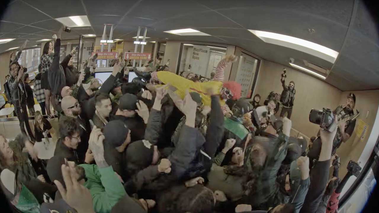 watch:-punk-band-knuckleheadz-take-over-mcdonald’s-and-play-‘f***-mcdonaldz’-as-ronald-mcdonald-crowd-surfs