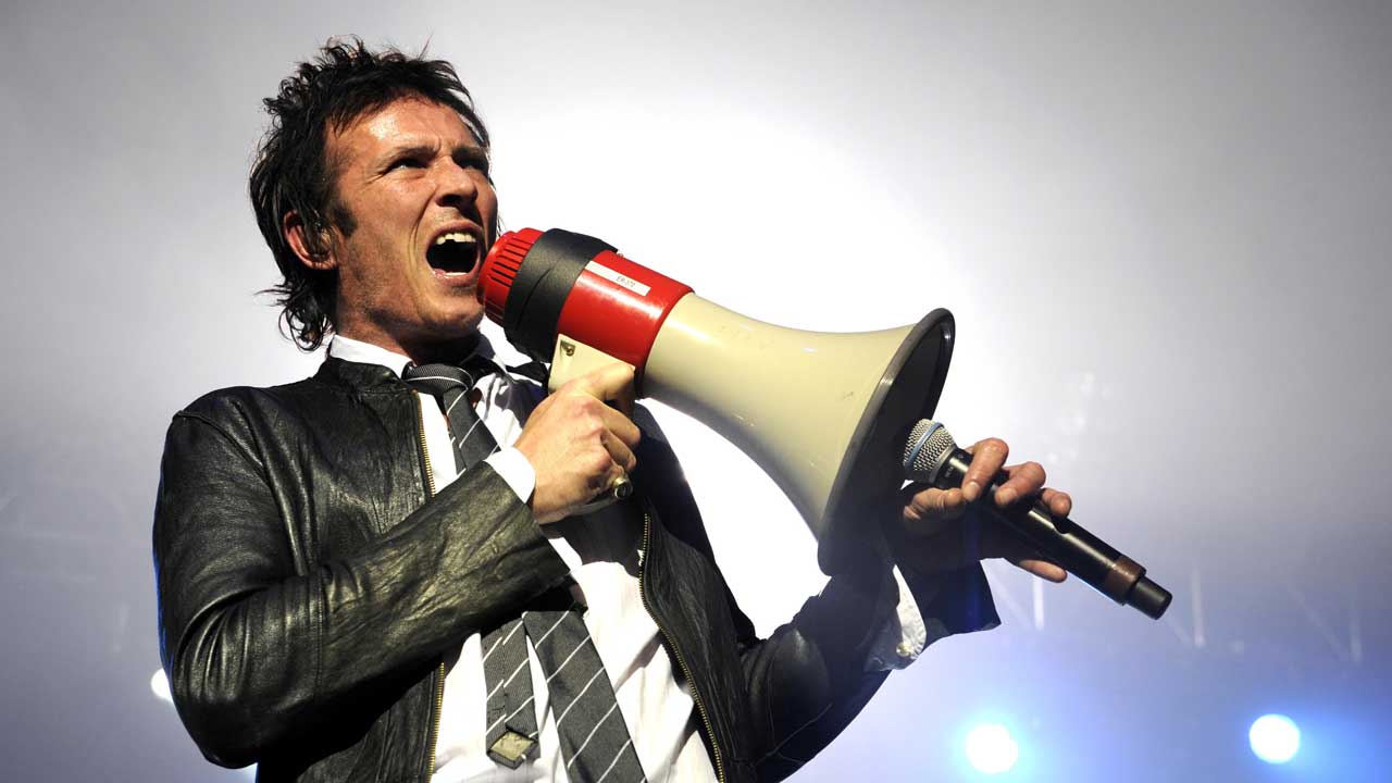 “The management have threatened to arrest me!”: Scott Weiland on his furious final days with Velvet Revolver