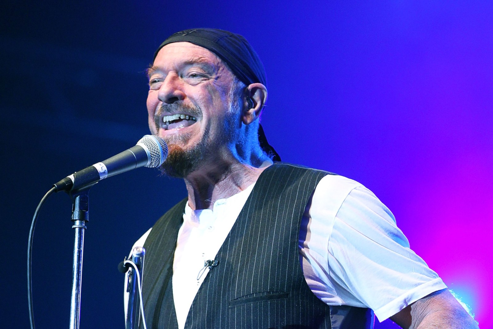 ian-anderson-slams-‘incredibly-rude’-fans-who-shout-at-concerts