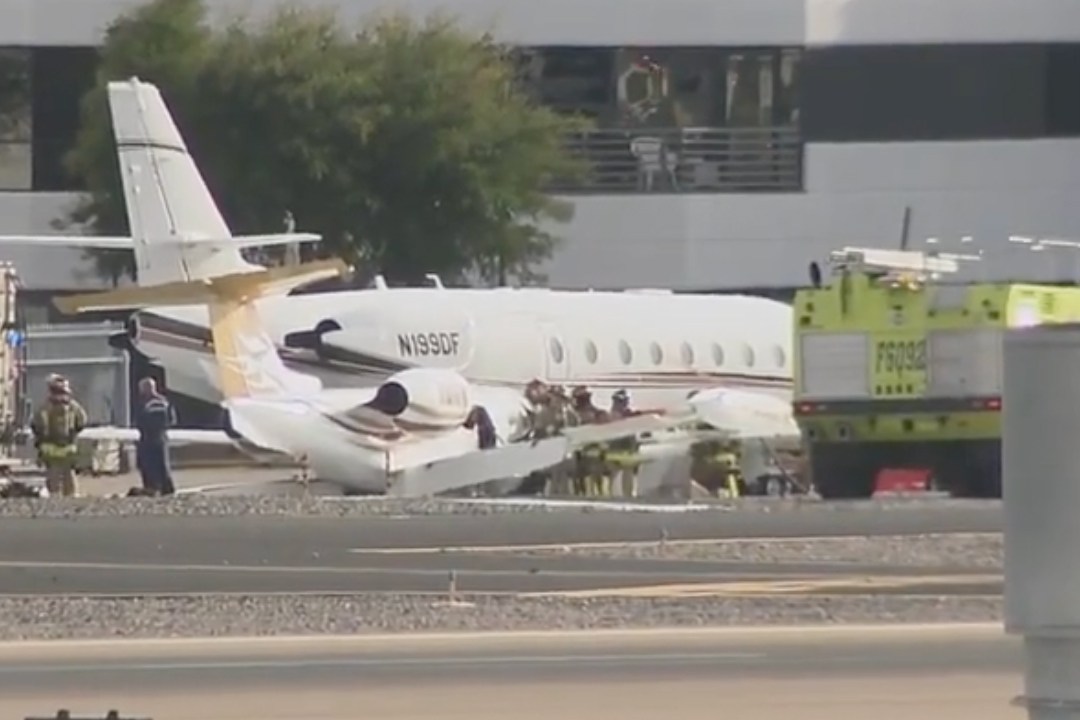 plane-owned-by-motley-crue’s-vince-neil-crashes-in-scottsdale