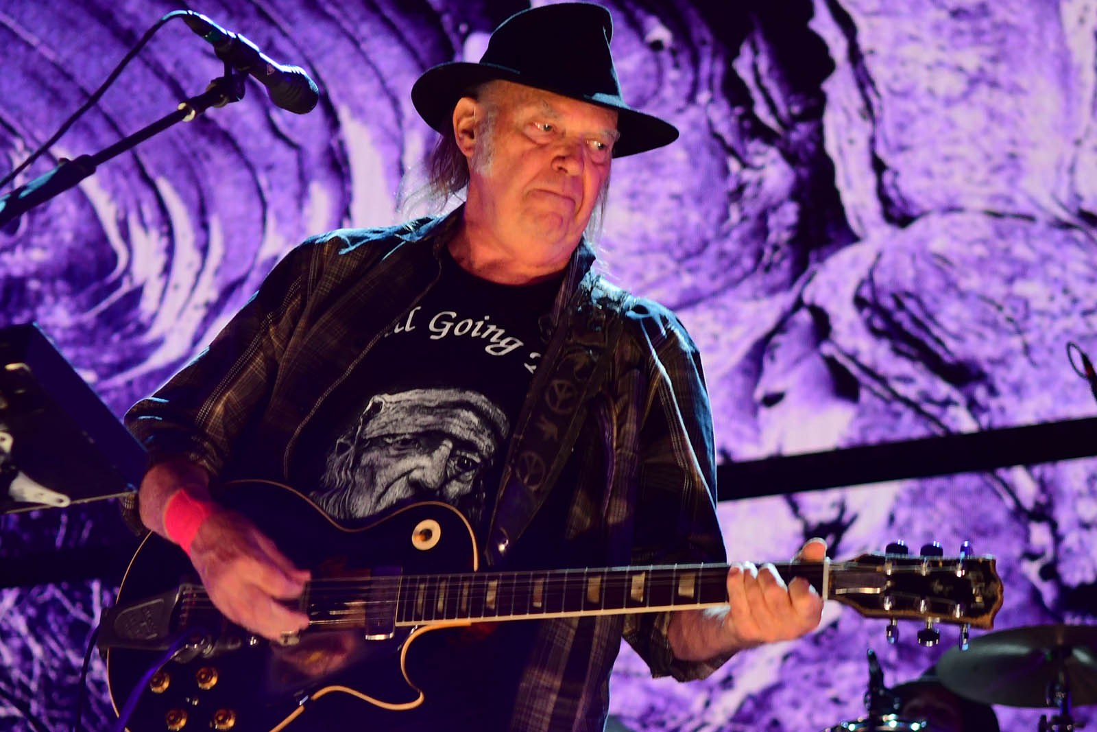 neil-young-confirms-‘love-earth’-world-tour-with-chrome-hearts