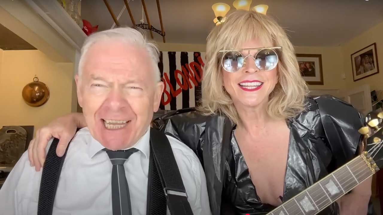 watch-toyah-willcox-run-her-fingers-seductively-through-robert-fripp’s-hair-as-they-perform-blondie’s-one-way-or-another