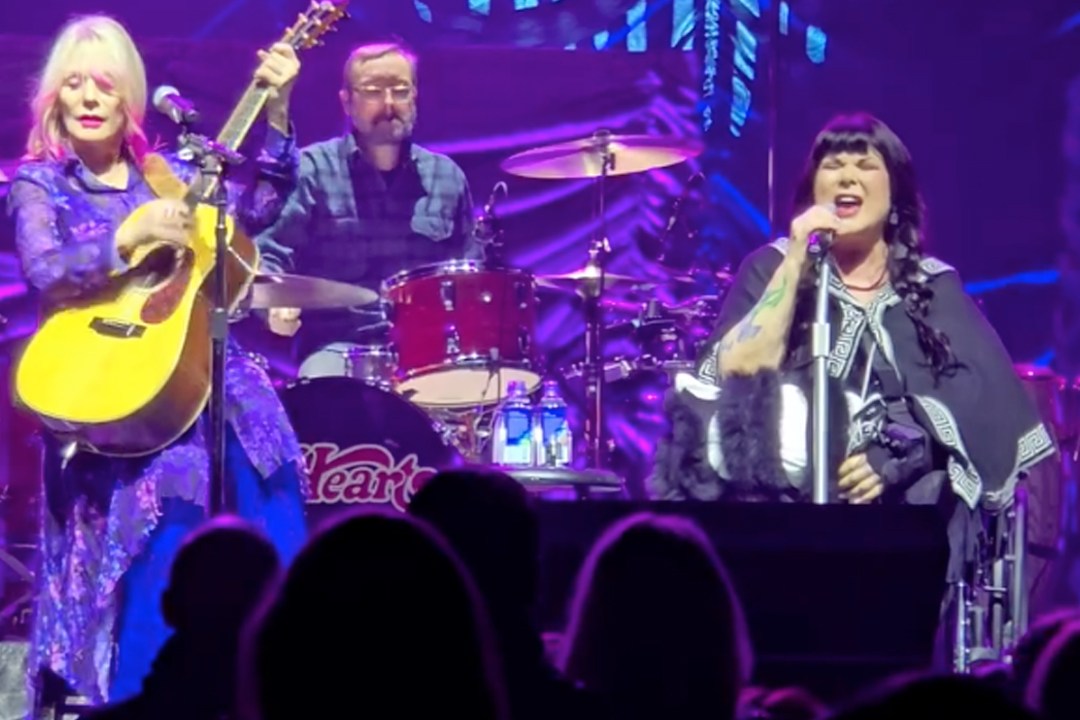 why-heart’s-ann-wilson-is-using-a-wheelchair-and-sling-on-tour