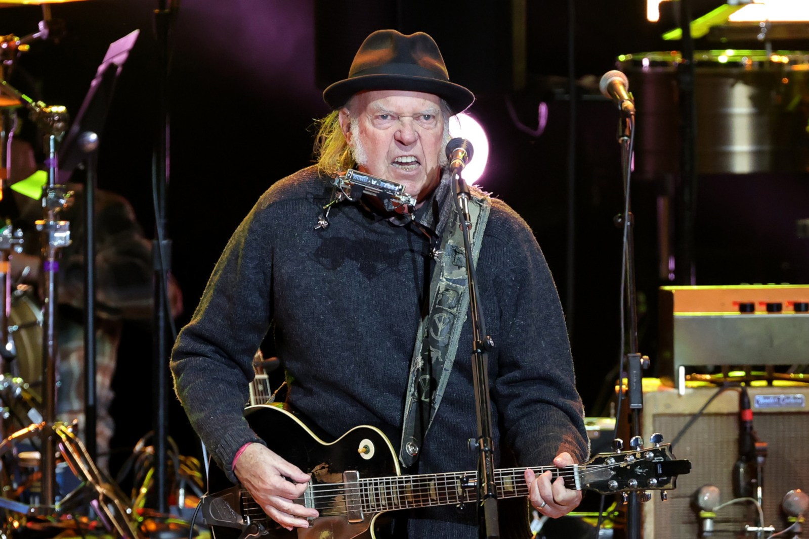 watch:-neil-young-performs-deep-cut-for-first-time-in-36-years