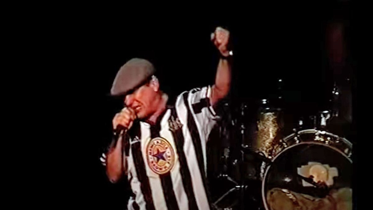 rare-video-of-ac/dc-frontman-brian-johnson-singing-toto’s-classic-hold-the-line-is-going-viral