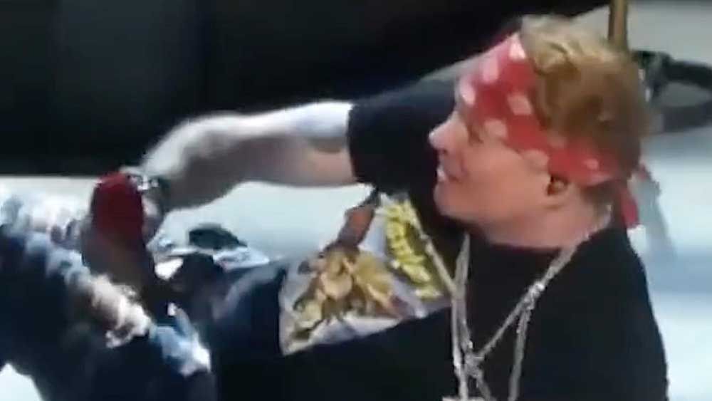 guns-n’-roses-release-video-showing-all-the-times-axl-rose-has-fallen-over-onstage