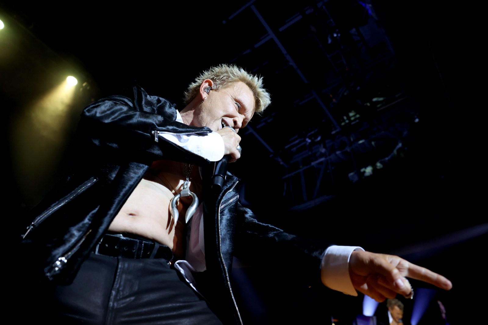 a-dna-test-connected-billy-idol-with-a-son-he-didn’t-know-he-had